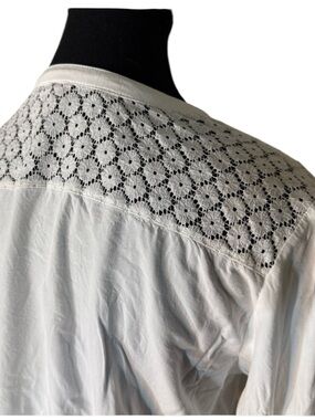 KENNETH COLE White Blouse Buttons Floral Appliqué Lightweight Size Small